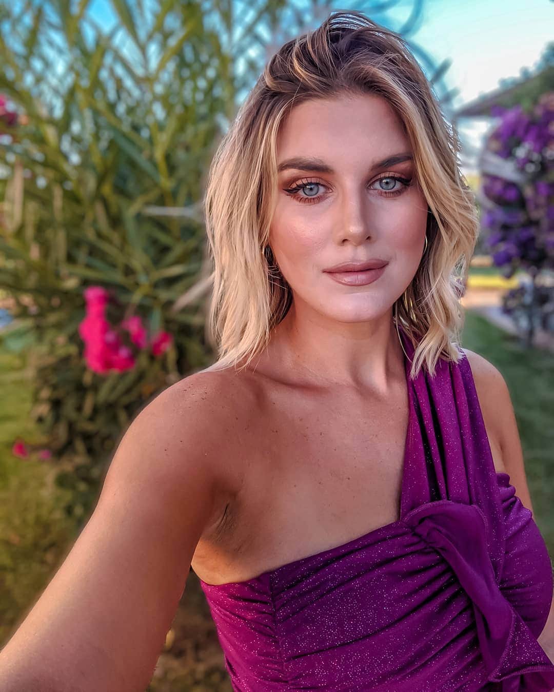 Ashley Jamesさんのインスタグラム写真 - (Ashley JamesInstagram)「Happiest with the sun on my skin, the sound of the ocean in my ears, and good music in my soul. See you soon ibiza. 😍☀️🎶🌴👅」9月28日 2時37分 - ashleylouisejames