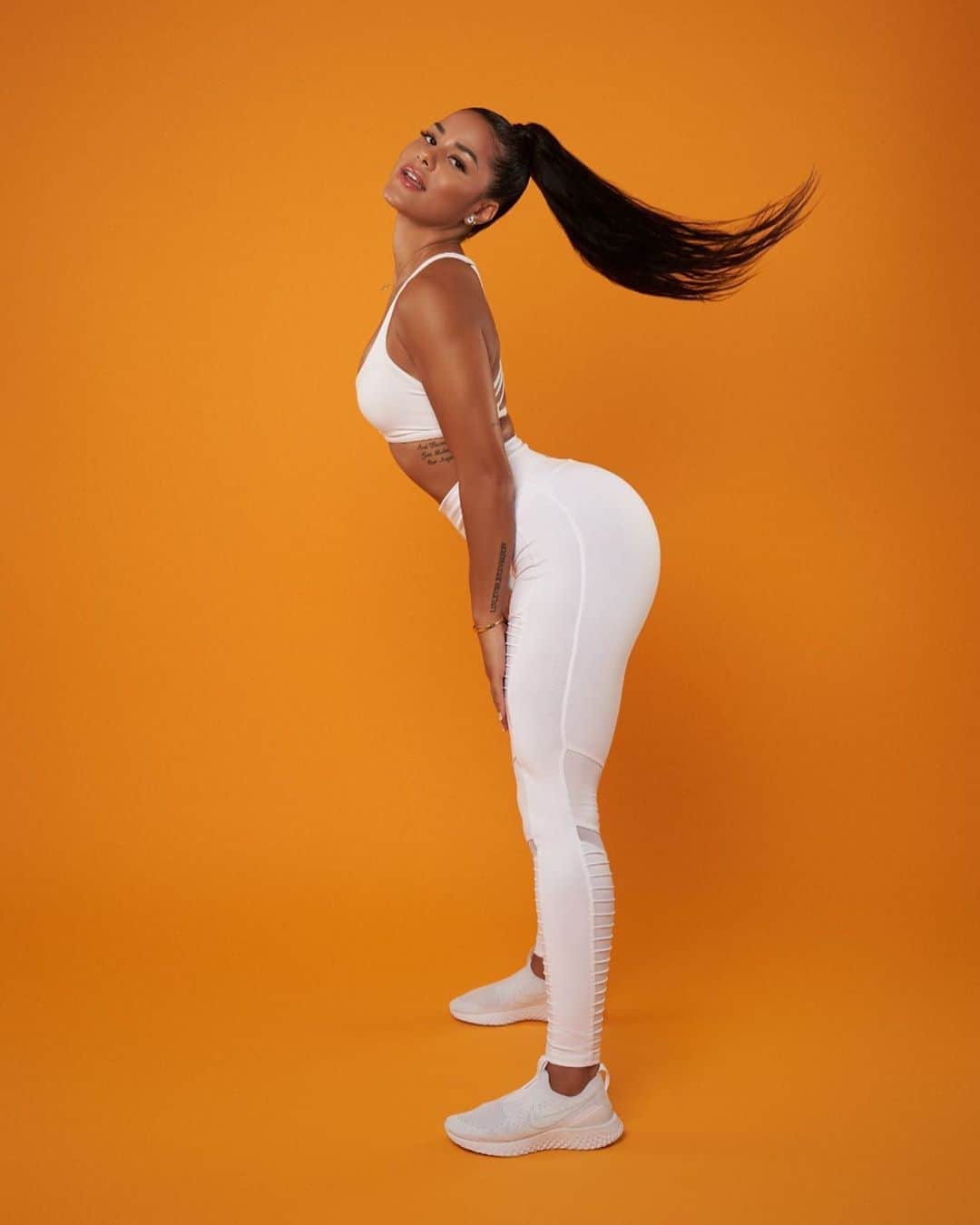 Katya Elise Henryさんのインスタグラム写真 - (Katya Elise HenryInstagram)「YOU CAN NOW GET THICC AT ANY TIME! ! 🍑 Project #getTHICC is back due to popular demand!!!! . For all my girls that missed out on the THICC challenge, I have turned my THICC challenge into an 8-week training program in a downloadable PDF format! 😱 Are you ready to GET THICC?! . This one is all about the gains - shaping your lower body, tightening your waist and building strength! . What does it include: 🌴 8 Week PDF HOME or GYM training program 🌴Workout videos, step-by-step instructions & form tips! 🌴Structure & progression throughout the program to maximize glute growth & strength, with 3x lower body sessions, upper and core days. 🌴Sunday yoga sessions to get you feeling refreshed, relaxed and ready to take on the new week ahead! 🌴 ME as your pocket trainer, making sure you get serious booty #goals! . LINK IN @workouts_by_katya BIO」9月28日 2時37分 - katyaelisehenry