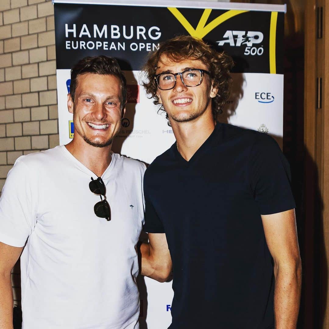 のインスタグラム：「#rückblick #hamburgeuropeanopen @alexzverev123 #nurderhsv 💙 Das richtige Trikot besorge ich dir ! 😉」