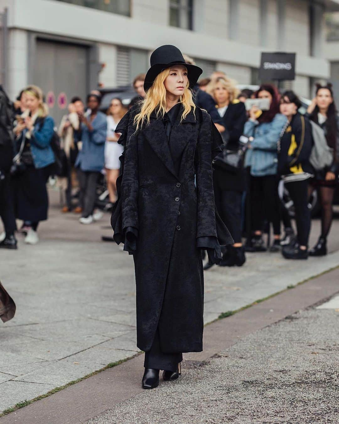 ダラ さんのインスタグラム写真 - (ダラ Instagram)「@anndemeulemeester_official 🖤」9月28日 2時37分 - daraxxi