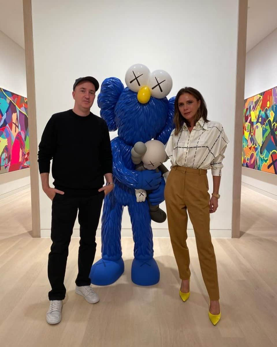 ヴィクトリアベッカムさんのインスタグラム写真 - (ヴィクトリアベッカムInstagram)「Congratulations @kaws 👏🏼👏🏼👏🏼👏🏼 kisses x VB x @skarstedtgallery」9月28日 2時53分 - victoriabeckham