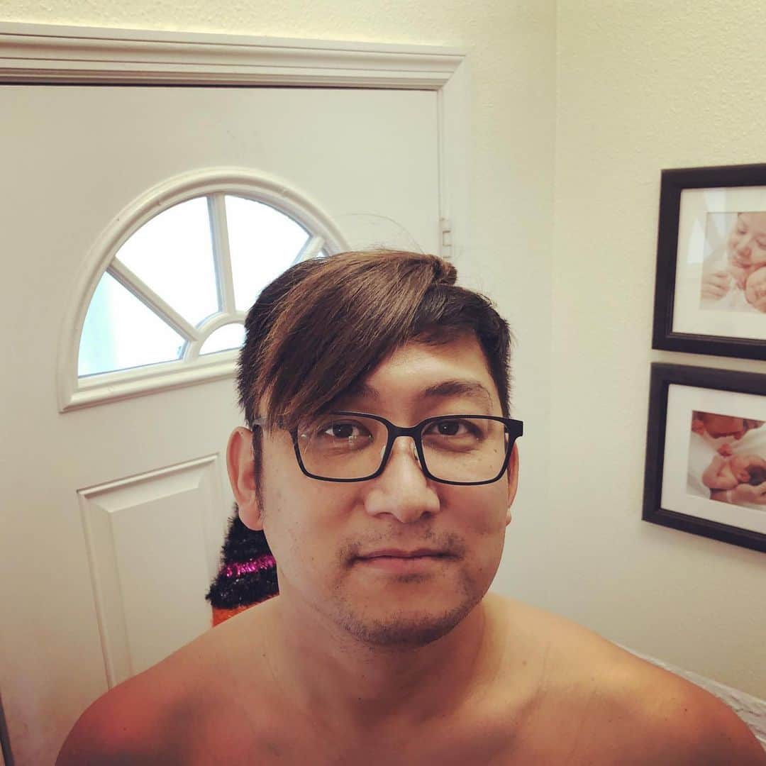 フロリダさえさなのインスタグラム：「😂😂😂 おやじのハゲ頭にさえの髪を植毛してみた！いいじゃん！ I tried to plant daughter’s hair onto my thin hair. Looks good.」