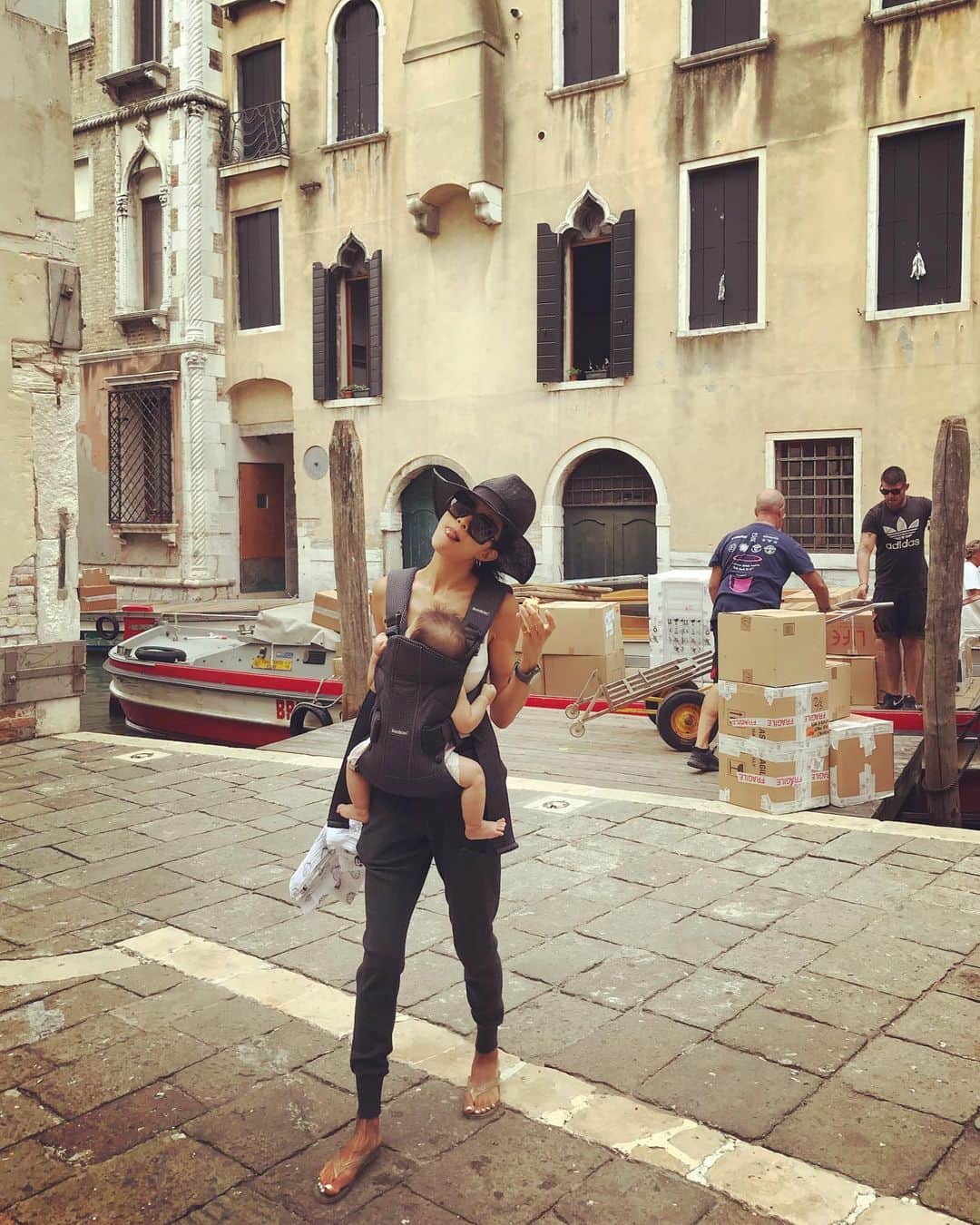 福本幸子さんのインスタグラム写真 - (福本幸子Instagram)「Travelling to #venezia with a baby and hundreds k of luggage is a challenge.  #mommyslife #livewild」9月28日 3時28分 - okinawajudy
