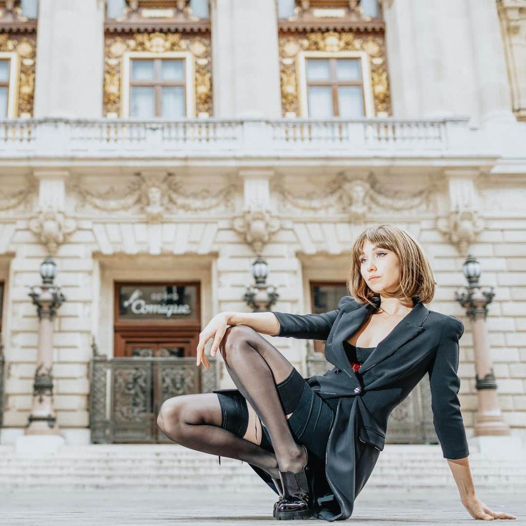 アンジェリーク・アバチキナのインスタグラム：「Today’s special 💋  @romanov.fr 👏🏼👏🏼🔥🤓 #model #modelling #paris #photography #photoshoot #девочкаскаре #модель #париж #фотосъемка #фотошут #шутинг #каре #suit #seancephoto #chantalthomass #heels #picoftheday」