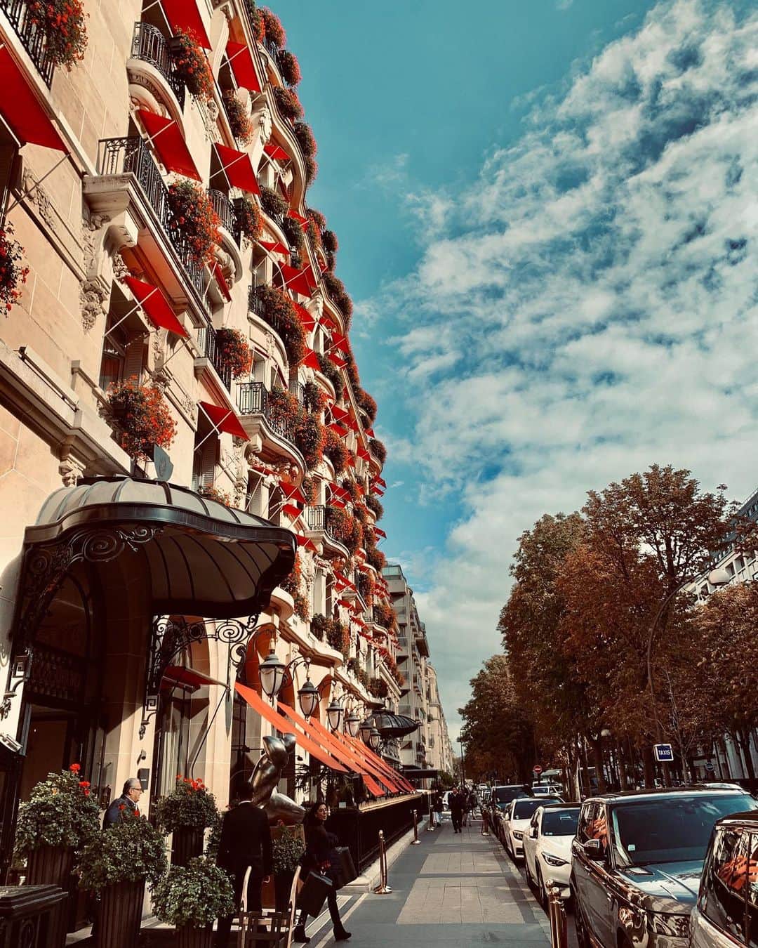 Camila Coelhoさんのインスタグラム写真 - (Camila CoelhoInstagram)「Paris with blue sky! #Paris  Paris com céu azul!!! @plaza_athenee」9月28日 3時42分 - camilacoelho