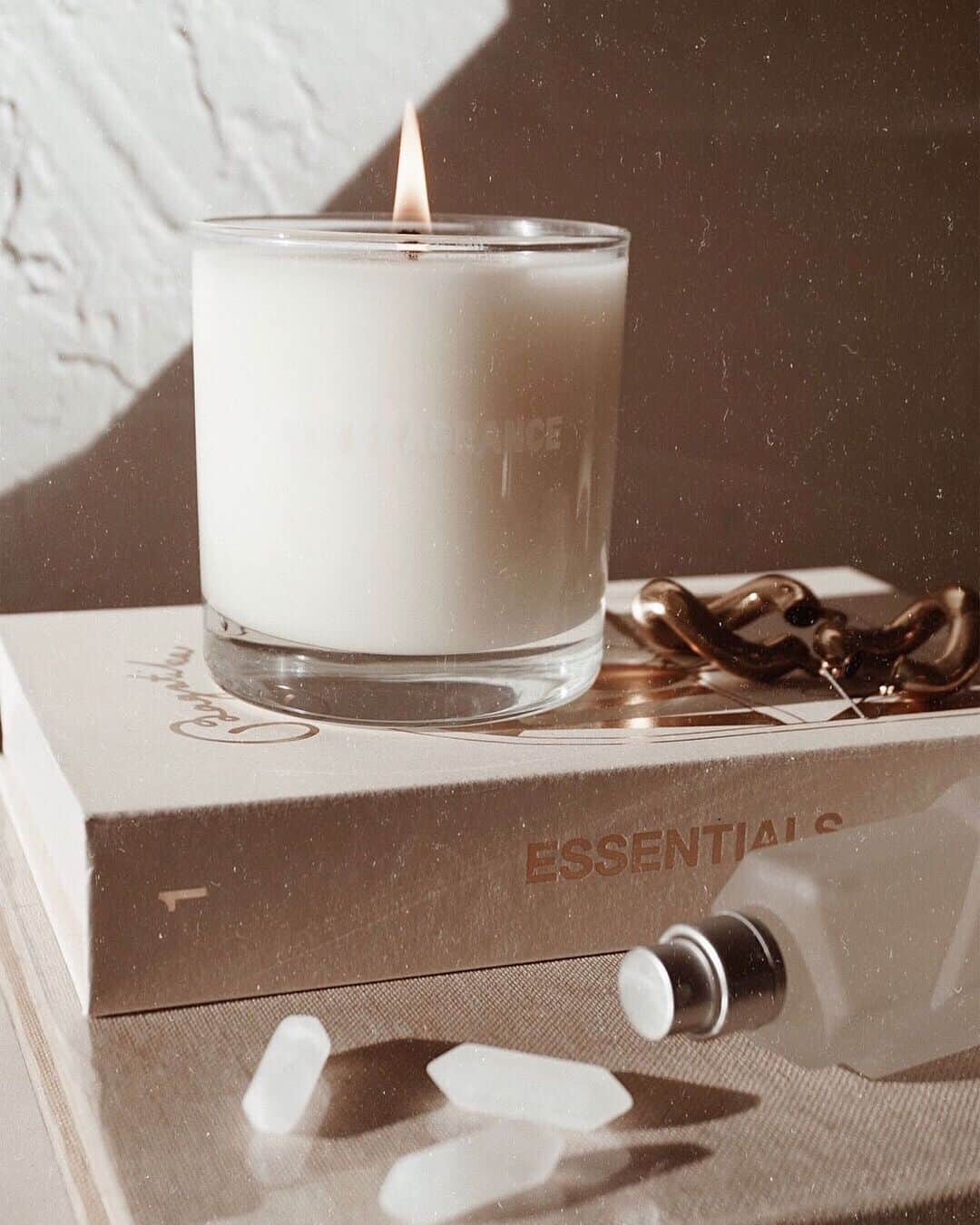 キム・カーダシアンさんのインスタグラム写真 - (キム・カーダシアンInstagram)「My @kkwfragrance candle just dropped!!! This candle is inspired by one of my favorite scents, Crystal Gardenia. I love how this scent illuminates the room & makes me feel so calm. Shop the candle individually or in a bundle w/the matching fragrance now at kkwfragrance.com」9月28日 4時06分 - kimkardashian