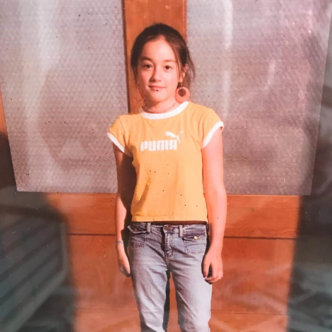 クロエ・ベネットさんのインスタグラム写真 - (クロエ・ベネットInstagram)「Growing up I was a half Chinese tomboy who was stubborn, curious, adventurous, and fiercely focused on being me. When I watched tv or movies I never saw a reflection of that young girl, in spirit or ethnicity. I thought I was less than because I wasn’t white enough or girly enough or asian enough. I didn’t fit in. But most importantly...I just didn’t SEE a young girl want anything more than to find her Prince Charming... there was little content about girls just trying to find THEMSELVES. •Today @abominablemovie comes out!• To most of you, this will be another yeti movie, and you won’t think twice about its meaning. But for ME this movie is emblematic of so much more. It is the first animated movie to star a Chinese girl on screen AND off since Mulan (shout out to my dear @mingna_wen 💕) and it’s a film about a young girl trying to figure herself out. Learning about who SHE is. How to communicate with her family, how to be a better HER, in a messy, beautiful, adventurous way.  I’ve been working on this movie for about three years now, and when I started, I was in a terrible place. Mentally, emotionally, I felt like I lost myself in an unhealthy pressure cooker that IS this industry, that IS this world we live in....But then Yi came along... and voicing her kinda rocked my world. She was a spitting image of who I was as a kid inside and out. She was a forceful reminder of the young scrappy tomboy who wasn’t scared of being herself. She reminded me of the girl who showed up to la, with a dream to change the way we represent women/girls on screen. And this film feels like a huge step in that direction. It feels like a big accomplishment and/or a weird gift to my young self. And man you guys!!...That’s an important feeling. One I won’t be shy about celebrating. Because I know I wasn’t the only one who felt that way. I know I’m not the only one who STILL feels that way. So for the dreamers out there, keep doin your thing. Don’t stop. Don’t you dare stop.  And thank you thank you to Dreamworks and Pearl for advocating for the “different ones” I love you guys. So yeah uh... Go see this! Link to buy tickets in my bio 🤗💕💕」9月28日 3時59分 - chloebennet