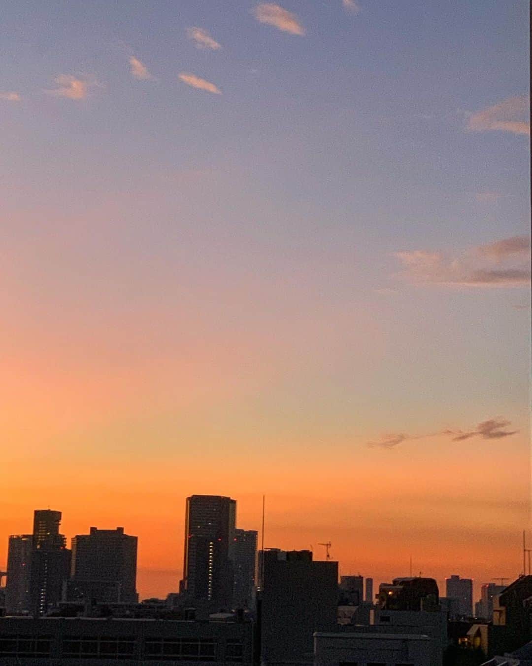 澤田友美さんのインスタグラム写真 - (澤田友美Instagram)「. 朝焼けの空、綺麗すぎ。 . . no filter だよ😳✨」9月28日 5時14分 - tomomi__sawada