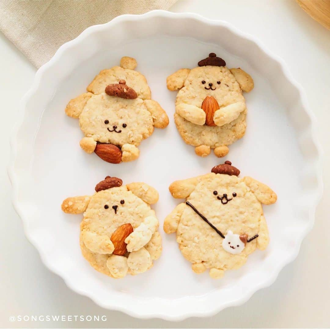 Song Sweet Songのインスタグラム：「♡ 2019.09.28 ♡ ポムポムプリンオートミールクッキー💕 Hello Saturday Morning with my PomPomPurin Oatmeal Cookies ✨ คุกกี้ข้าวโอ๊ตอัลมอนด์หวานน้อย จับมาปั้นเป็นเจ้าหมาโกลเด้น ปอมปอมปุริน แต่งหน้าแต่งตัวด้วยชอคโกแล็ตสีต่างๆ พร้อมเสิร์ฟค่า ✨ ตอนนี้ก็ใกล้เทศกาลทานเจแล้ว ใครที่มองหากาแฟสูตรเจ และไม่มีคอเรสเตอรอล ดีต่อสุขภาพ แนะนำนี่เลยยย กาแฟ @challengythailand แถมช่วงนี้จัดโปรอยู่ด้วย จัดด่วนค่าา ☕️💕 ． ． ． ． #オートミールクッキー #クッキー #お家カフェ #お菓子 #oatmealcookies #cookies #cutefood #คุกกี้ #homemade #インスタフード #インスタ映え #インスタ  #おやつ #cafehoppingbkk  #냠냠 #맛있다 #맛있어 #맛스타 #맛있네 #맛스타그램 #bangkok #thailand #คลาสทำขนม #songsweetsong_oatmealcookies #songsweetsong_cookie_diary」