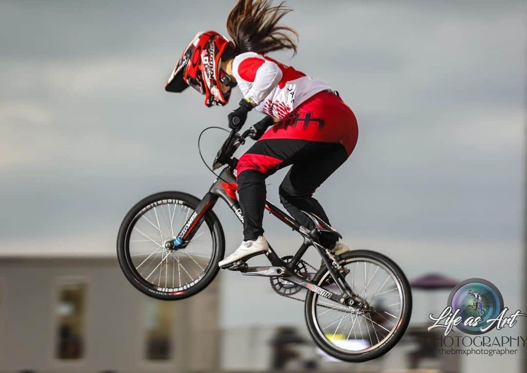 丹野夏波のインスタグラム：「Official practice felt great today! . Ready for final round of @ucibmxsx this weekend!! . いよいよワールドカップ最終戦！前回に引き続き良い調子で乗れているので、自信を持って頑張ります！🔥 . #irctire #wiawis #kabuto #oakley #maviccycling #kmcchain #faith #bmxshopcave #aminovital  #wakos #agressivedesign #hakuhogirlsschool #横濱コーポレーション . Photo: @thebmxphotographer」