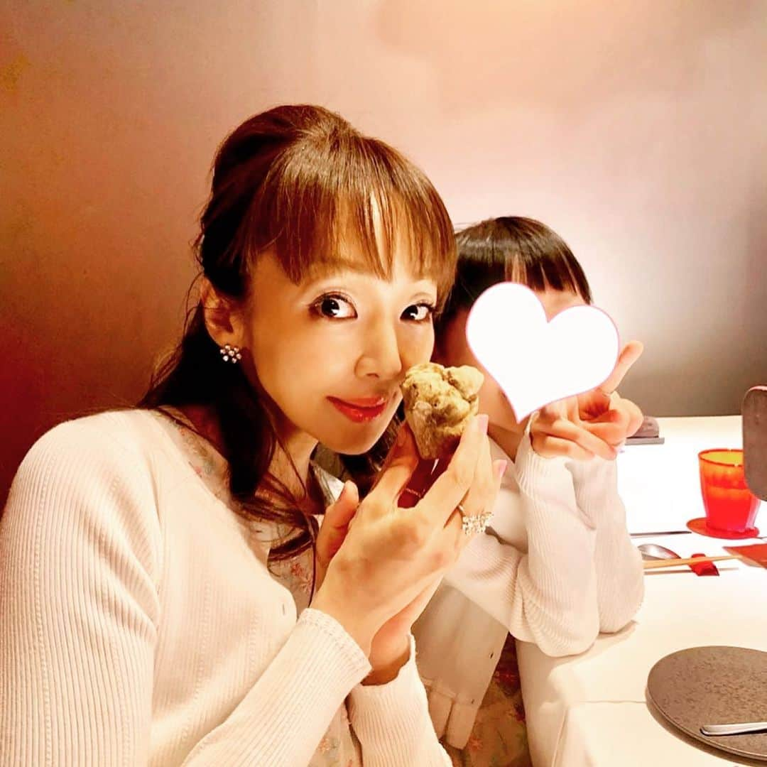 神田うのさんのインスタグラム写真 - (神田うのInstagram)「大好きなホワイトトリュフをふんだんにかけて💋 大好きなヴァイオリンの先生ご夫妻💕と 大好きなベルルッキサテンレゼルブ🍾を頂きながら 楽しい時間でした❤️ @berlucchiwinejp  #トリュフ#ホワイトトリュフ#truffle#whitetruffle#家族#ファミリー#family#娘#daughter#夜のお出掛け#ベルルッキサテン#ベルルッキ#berlucchi#マルゴットエバッチャーレ#楽しい時間#感謝#神田うの#unokanda」9月28日 6時03分 - unokandaofficial