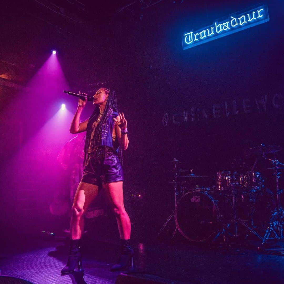 シェネルさんのインスタグラム写真 - (シェネルInstagram)「This is the life. . . 📸 @skylerbarberio . . #livemusic #troubadour #hollywood #losangelesevents #getinspired #singers🎤」9月28日 6時20分 - chenelleworld