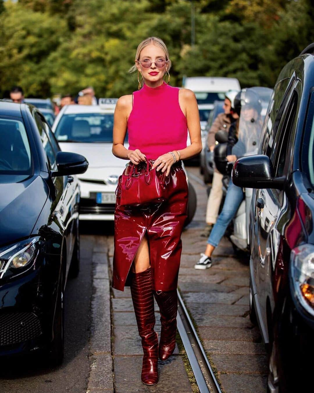 レオニー・ハンネさんのインスタグラム写真 - (レオニー・ハンネInstagram)「Pink, burgundy & #IncredibleShoes. 💕 Anzeige/Ad @netaporter #Ad Pic: @thestyleograph」9月28日 6時20分 - leoniehanne