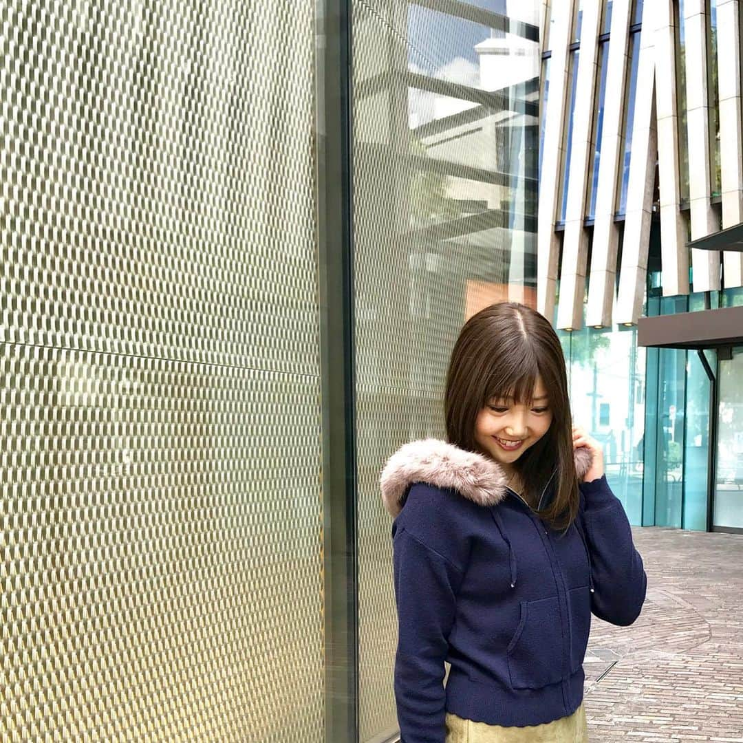 橘珠里さんのインスタグラム写真 - (橘珠里Instagram)「秋の #アウター 🧥 第1号としてお迎えしたのは、MISCH MASCH( @mischmasch_official )の #ファー付きニットパーカー ❤︎ ⠀ ⠀ 発売中の #美人百花10月号 にも載っていて、今期色々なところで見かけて気になっている #ニットパーカー 🎶 ⠀ ⠀ 可愛い #スカートコーデ の時にも、さっと羽織るだけで 程よく #カジュアルダウン できる #きれい目なパーカー は、これから大活躍してくれそうです💕 ⠀ *----*----*----*----*----* #mischmasch #ミッシュマッシュ #美人百花 #美人百花掲載 #パーカーコーデ #ニットパーカーコーデ #秋ファッション #秋コーデ #秋アウター #秋アウターコーデ #秋の羽織もの #羽織もの #パーカー女子 #ネイビーコーデ #大人かわいいコーデ #大人可愛いコーデ #デートコーデ #ミディアムヘア #ワンカール #読者モデル #読モ #きれいめカジュアル #アプリいらずの自然光」9月28日 7時26分 - jurinu