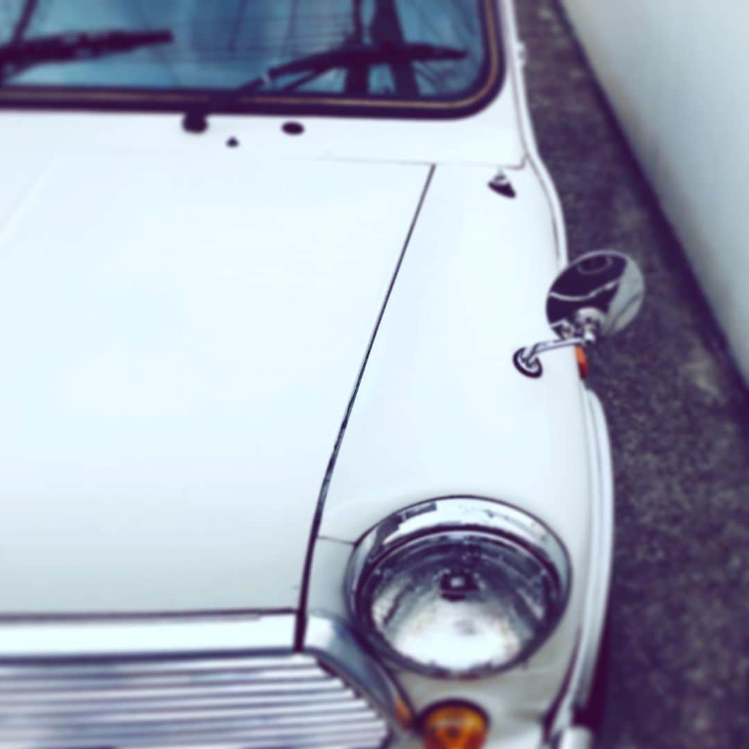 中野敬久さんのインスタグラム写真 - (中野敬久Instagram)「#vintage #mini #minicooper #white #car #headlight #mirror」9月28日 7時40分 - hirohisanakano