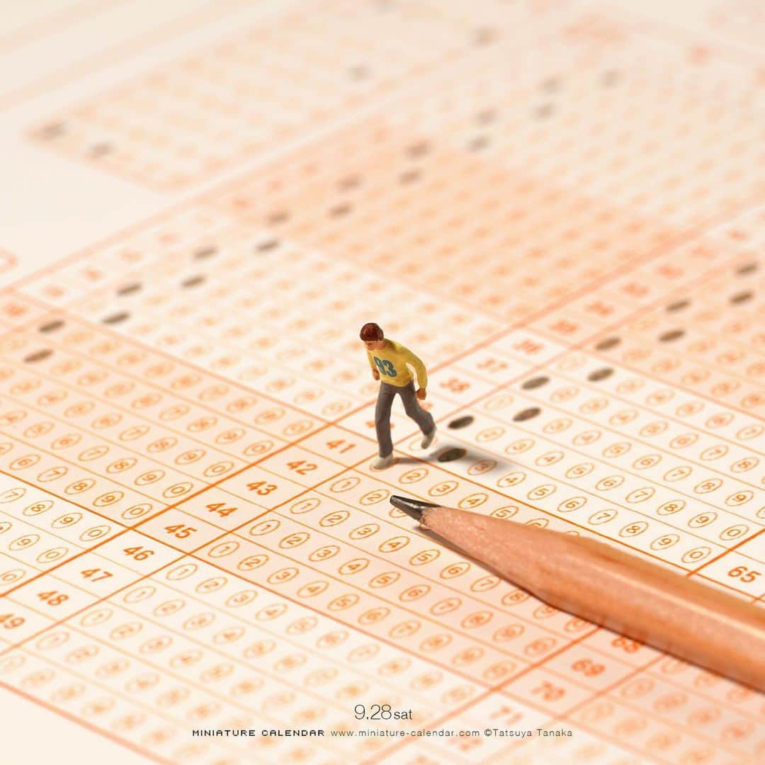 のインスタグラム：「. 9.28 sat “One, Two Step” . 進路は慎重に . #マークシート #足跡 #Scantron #Footprints ─────────────── 《Exhibition info》 . 【MINIATURE LIFE展 in 福岡】 Miniature Life Exhibition in Fukuoka 8/31 sat - 10/14 mon ※火曜日休館 #MiniatureLife展 #ミニチュアライフ展 . ─────────────── 《Next Exhibition info》 . 【MAG 2019 in Erfurt】 10/4 fri - 10/6 sun #MAG2019 #MAGerfurt . 【MINIATURE LIFE展 in 金沢】 Miniature Life Exhibition in Kanazawa 10/18 fri - 11/4 mon .」