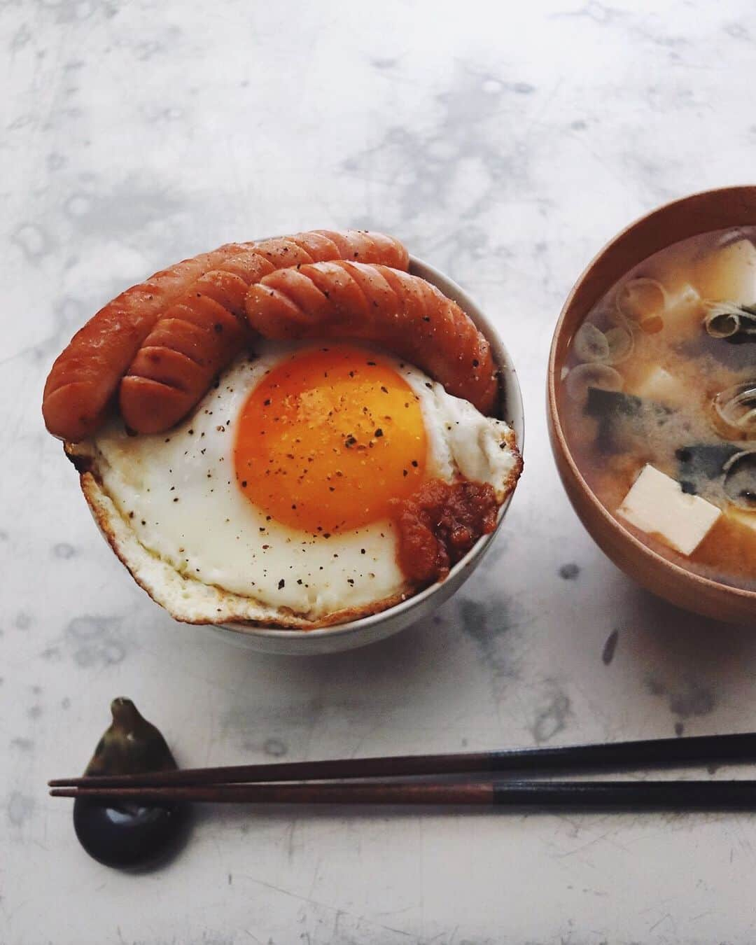 樋口正樹さんのインスタグラム写真 - (樋口正樹Instagram)「Today's breakfast . 朝食の定番のっけご飯 目玉焼き＆ウインナー、 わかめと豆腐の味噌汁。 . ちなみに目玉焼きにも ラブパクチーソース☝️ @lovepakcheesauce . . #ずぼら飯 #目玉焼き #目玉焼きのせ #目玉焼き丼 #朝ごはん #朝食 #のっけごはん #ポークウインナー #シャウエッセン #ラブパク #ラブパクチーソース #lovepakcheesauce」9月28日 8時07分 - higuccini