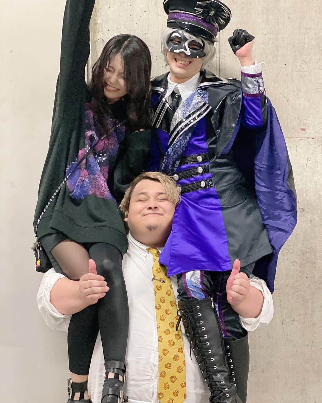 アンダーバーのインスタグラム：「昨日はMr.FanTastiC ONEMAN 俺たちのバースデーバースデーありがとうございました！  こんな素晴らしいライブに呼んで頂けて本当に楽しかったなあ！  ツイッター（@hybshybs）にもあげたけど、ライブ終了後にコニーさんに持ち上げてもらったよ！！！ ふぁっきゅんとダブル！！！ ねぇしゅごくない！！？しゅごいよね！！？ #アンさんのいる生活 #Mr.FanTastiC さん #あるふぁきゅん さん #コニー さん #肩乗りアンさん #すげー楽しかった #もう一回やってほしいな #インスタ映え」