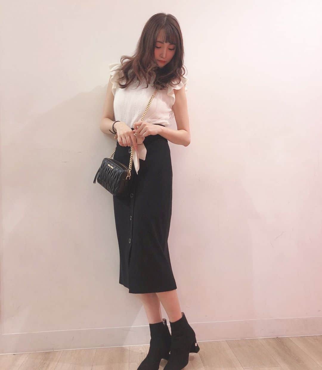 鳥海絢菜さんのインスタグラム写真 - (鳥海絢菜Instagram)「足元が秋。 一つ一つのものが可愛すぎる😣(♡) #miumiu #autumn #ootd #code #fashion #shoes #bag #girl」9月28日 8時27分 - lemchan__