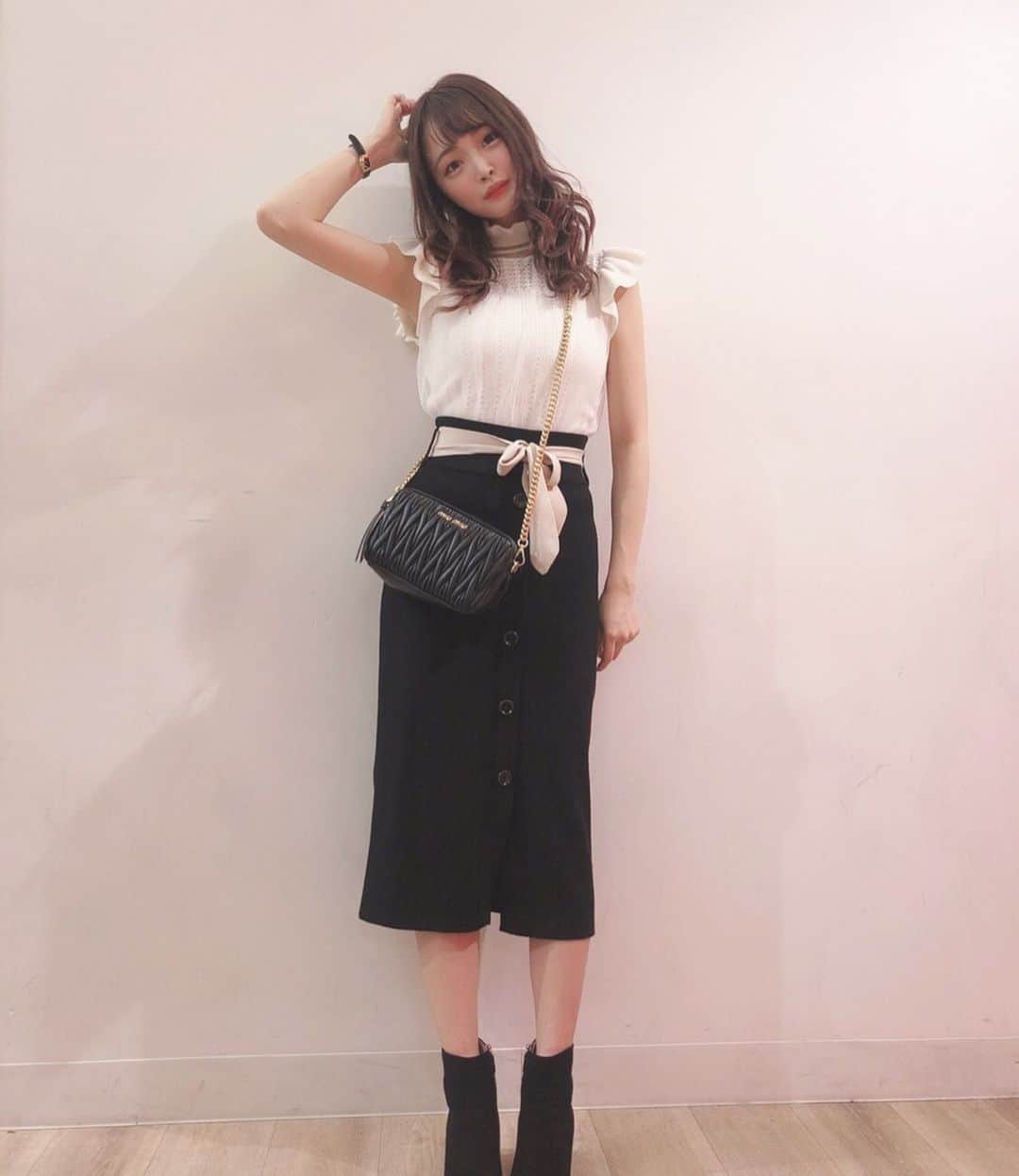 のインスタグラム：「足元が秋。 一つ一つのものが可愛すぎる😣(♡) #miumiu #autumn #ootd #code #fashion #shoes #bag #girl」