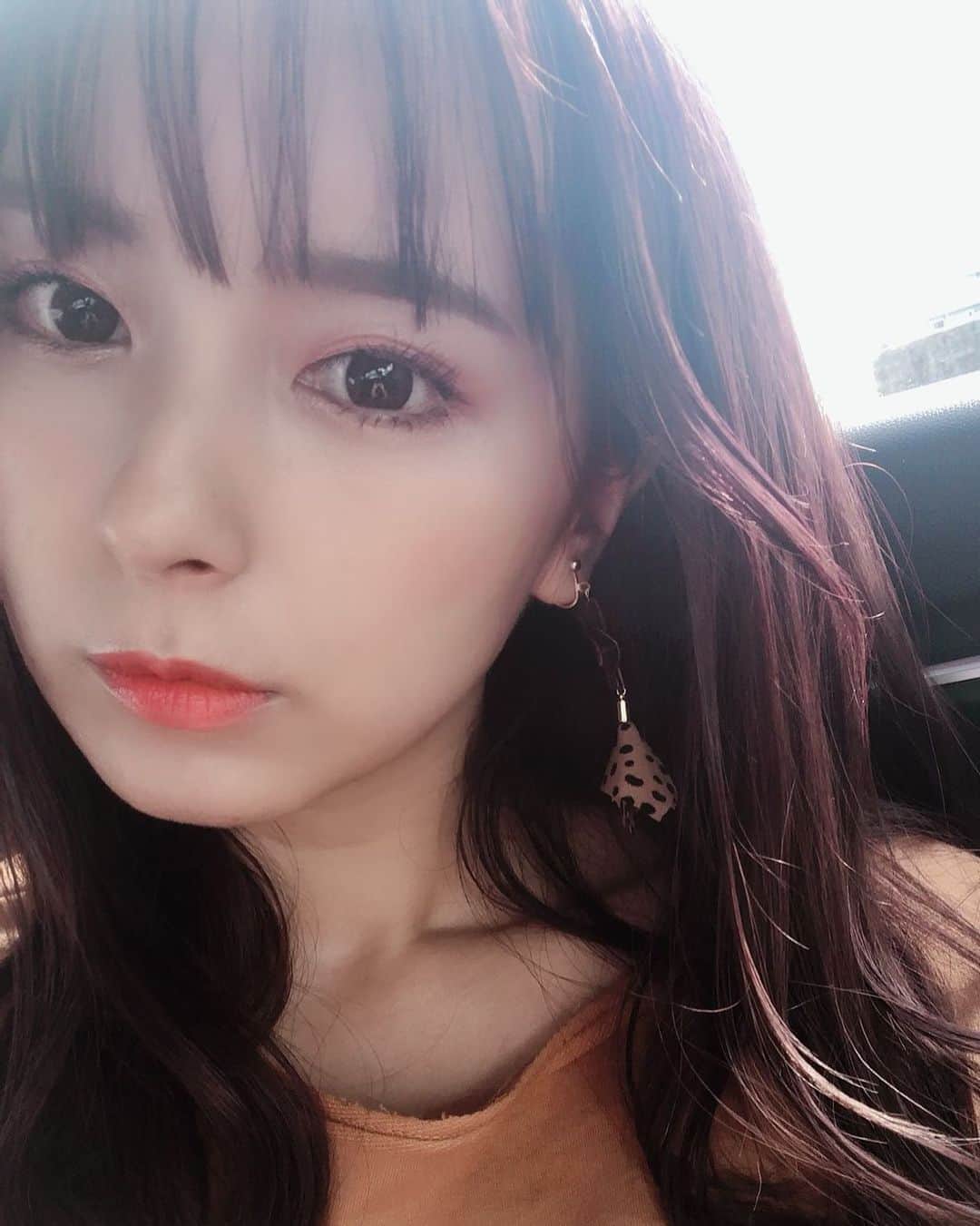 ぽこのインスタグラム：「黒くしてきた👽 光が当たった時だけラベンダーになるんだけど、いつまで持つかなぁ(*_*) カラーシャンプーしてても抜けやすい髪質だから悲し😭」