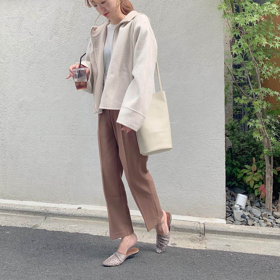 のインスタグラム：「きのう🍂 京都は涼しいと思ったら暑いし 気候がよくわからんね🥺  #ひさしぶりにNUEよりスラックスが #やっぱり着まわし力は抜群💪🏻 #色味もドンピシャ♡ #handmadeのwoolジッパーも♡ #NUEbyas」