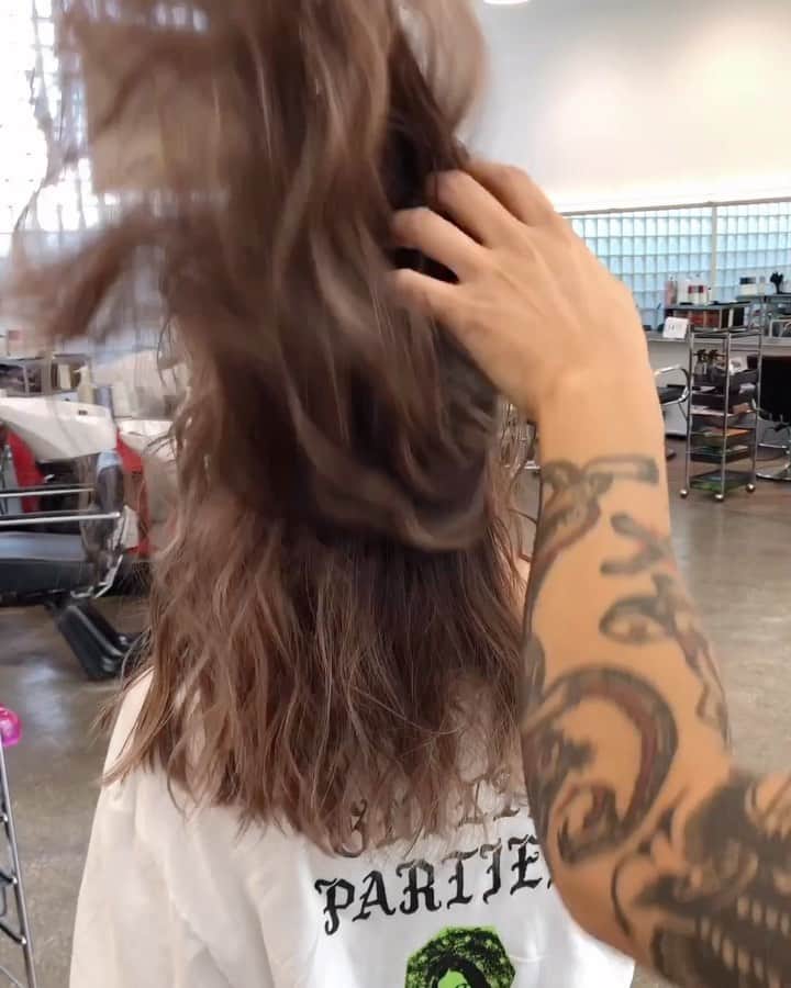 神能裕貴のインスタグラム：「【超リアル海外ヘアー/ バレイヤージュ 】 日本の女性に、もっとリアルでハイクオリティーな海外ヘアーを提供したい。 #SHIMA#ハイライト#バレイライト#バレイヤージュ#海外ヘアー#リアル海外ヘアー」