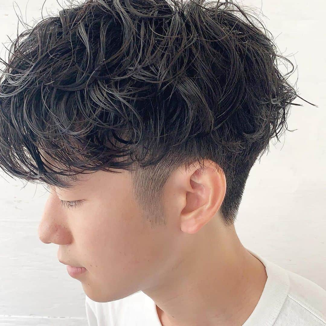 並木一樹さんのインスタグラム写真 - (並木一樹Instagram)「人気のパーマスタイル10選✂︎ _____________________________  秋冬に人気のパーマスタイルを10選です🌿  長さやパーマの強さ、かけ方でいろんな変化をつけられます🌿 ・ パーマのオーダーの時は写真のイメージを何点かとどのくらいかけたいかを伝えていただくとイメージが共有できるのでオススメです🌿  パーマすると本当に朝のスタイリングが楽になるので直毛の方にもとてもオススメです🌿  ファッション、ライフスタイルによって変化を楽しみましょう！  _____________________________ #ナミキマッシュ#ナミキメンズヘア#ショートマッシュ#マッシュヘア#マッシュショート#メンズヘア#センターパート #トランクスヘアー #モード #ショートヘア #前下がりショート#メンズパーマ#マッシュパーマ#パーマヘア #メンズセンターパート」9月28日 9時20分 - casi_namiki