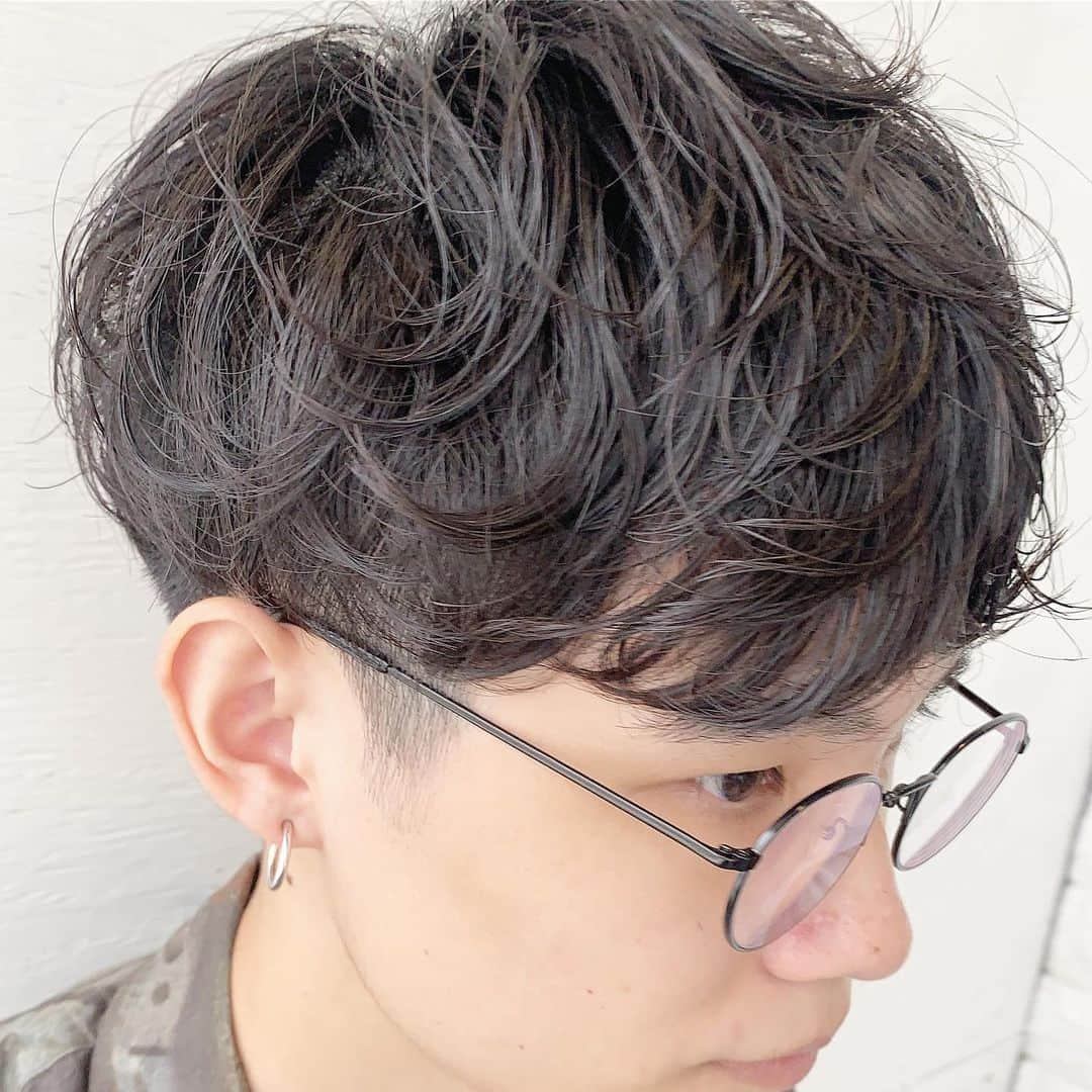 並木一樹さんのインスタグラム写真 - (並木一樹Instagram)「人気のパーマスタイル10選✂︎ _____________________________  秋冬に人気のパーマスタイルを10選です🌿  長さやパーマの強さ、かけ方でいろんな変化をつけられます🌿 ・ パーマのオーダーの時は写真のイメージを何点かとどのくらいかけたいかを伝えていただくとイメージが共有できるのでオススメです🌿  パーマすると本当に朝のスタイリングが楽になるので直毛の方にもとてもオススメです🌿  ファッション、ライフスタイルによって変化を楽しみましょう！  _____________________________ #ナミキマッシュ#ナミキメンズヘア#ショートマッシュ#マッシュヘア#マッシュショート#メンズヘア#センターパート #トランクスヘアー #モード #ショートヘア #前下がりショート#メンズパーマ#マッシュパーマ#パーマヘア #メンズセンターパート」9月28日 9時20分 - casi_namiki