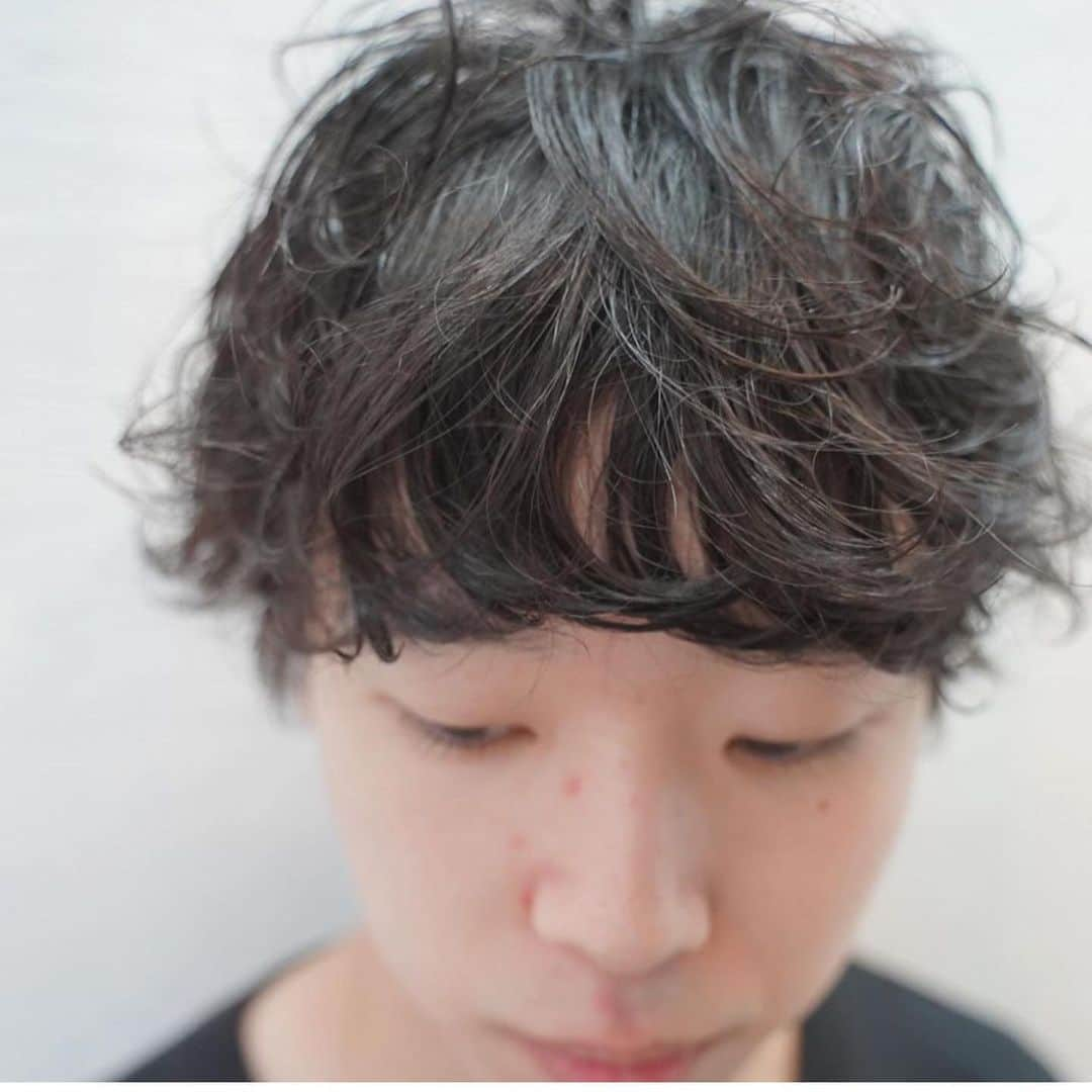 並木一樹さんのインスタグラム写真 - (並木一樹Instagram)「人気のパーマスタイル10選✂︎ _____________________________  秋冬に人気のパーマスタイルを10選です🌿  長さやパーマの強さ、かけ方でいろんな変化をつけられます🌿 ・ パーマのオーダーの時は写真のイメージを何点かとどのくらいかけたいかを伝えていただくとイメージが共有できるのでオススメです🌿  パーマすると本当に朝のスタイリングが楽になるので直毛の方にもとてもオススメです🌿  ファッション、ライフスタイルによって変化を楽しみましょう！  _____________________________ #ナミキマッシュ#ナミキメンズヘア#ショートマッシュ#マッシュヘア#マッシュショート#メンズヘア#センターパート #トランクスヘアー #モード #ショートヘア #前下がりショート#メンズパーマ#マッシュパーマ#パーマヘア #メンズセンターパート」9月28日 9時20分 - casi_namiki