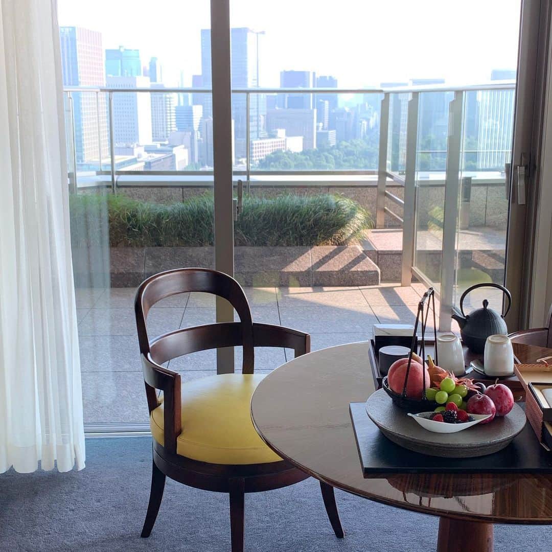 Palace Hotel Tokyo / パレスホテル東京さんのインスタグラム写真 - (Palace Hotel Tokyo / パレスホテル東京Instagram)「皆さま、素敵な週末をお過ごしください。 We wish you a nice weekend!  #秋晴れ #くつろぎ #リラックス #ホテルのからの景色 #東京ホテル #丸の内 #パレスホテル東京 #autumnsky #relaxingmoment #hotellife #hotelview #tokyohotel #Marunouchi #PalaceHotelTokyo」9月28日 9時13分 - palacehoteltokyo