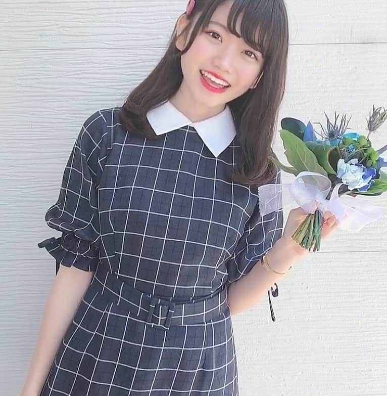 本田依里佳のインスタグラム：「お久しぶりです！ おはようございます☀ ・ Heatherさんとのコラボワンピースを着た時の写真です🌷紺と白の大きめチェックがお気に入りです！ ・ 実は髪型をちょっと変えました！ 今度載せます🌼」