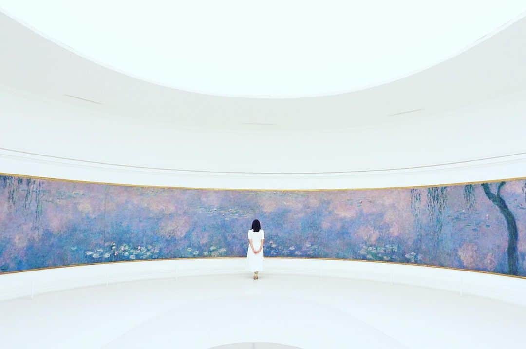 のインスタグラム：「Monet world...💙 . . . . モネの世界へダイブ💙 . . . . #museedeorangerie #paris #monet #waterlily #jadoreparis #パリ #パリ旅行 #パリ大好き #オランジュリー美術館 #美術館巡り #モネ #睡蓮 #lesnymphéas #夏の思い出」