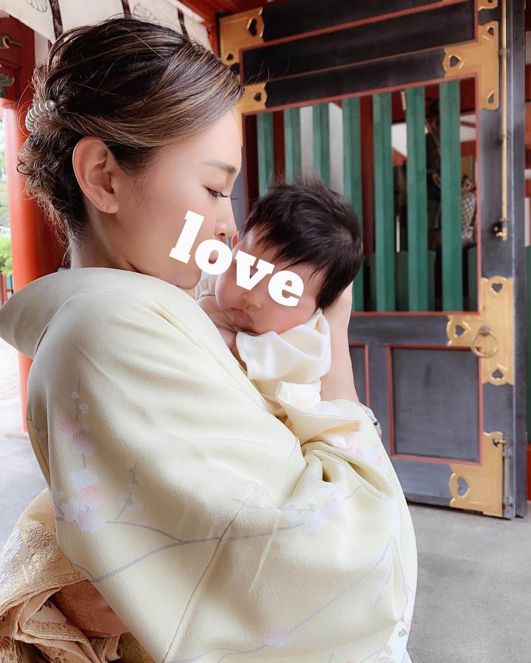 asami0510のインスタグラム：「お宮参り⛩ これからも健康ですくすく元気な子に育ってね😌 毎日私達に幸せをありがとう❤️ 大事な大事な宝物👼💕 #お宮参り #生後2ヶ月 #女の子 #20190928」