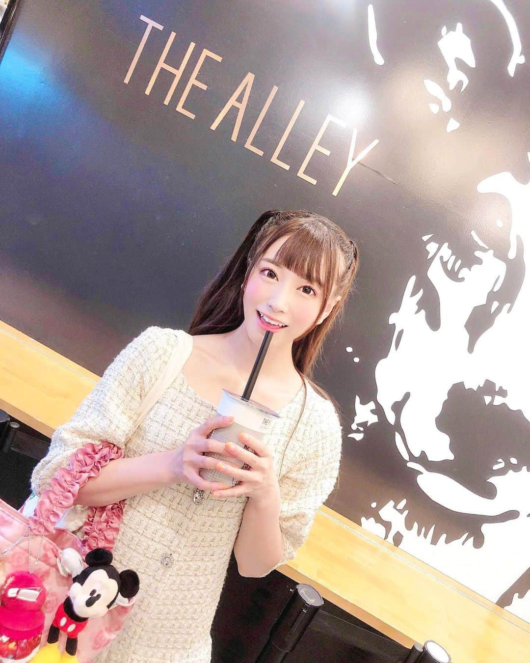 初川みなみさんのインスタグラム写真 - (初川みなみInstagram)「🤤🥤﻿ ﻿ 大好きタピオカ〜💓﻿ 差し入れしてくれたタピオカのグミも美味しかったなぁ♡食べことある人いるかなー？珍しいよね😳﻿ ﻿ リリプラの生配信ライブ見てくれた人いるかなー？﻿ ﻿ もちろんスタジオに来てくれたみんな盛り上げてくれてありがとうね💓限られた時間だったからドキドキだったけど、リリプラファミリーの優しさでやりきることができました😊﻿ ﻿ ツイードのワンピースはラズミルだよ👗﻿ ﻿ #タピオカ #ジアレイ #thealleytea #グミ #タピる﻿ #ラズミル #rasmile #ワンピース」9月28日 18時48分 - hatsukaw_aminami