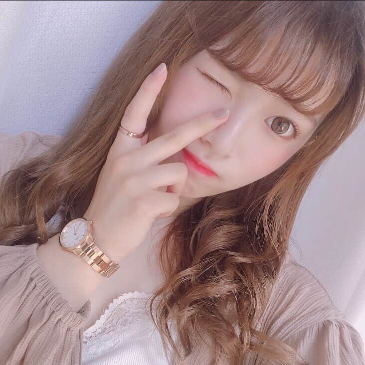 青木菜花のインスタグラム：「.﻿ .﻿ @danielwellington新作コレクション腕時計Iconic Linkとリング🥰﻿ アイコニックなデザインで光沢感もあってかわいい〜〜﻿ お出かけするとき使お！﻿ ﻿ https://www.danielwellington.com/jp/﻿ ﻿ 欲しいなあって迷ってる方﻿ "shokora"このクーポンコードで15%になるので使ってみてね〜！﻿ .﻿ .﻿ #ダニエルウェリントン﻿ #DW新作﻿ #iconiclink #時計 #リング #アクセサリー #instagood #instalike #l4l」