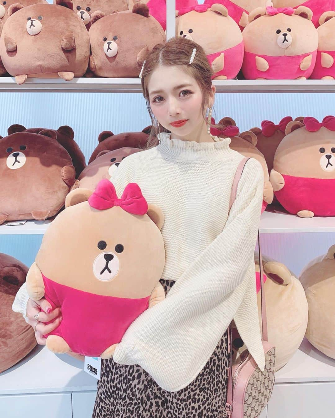 エリンコさんのインスタグラム写真 - (エリンコInstagram)「🧸 . 原宿でショッピング💓 . LINE storeに遊びにいったよ🎶💕 . BTSコーナー見に付き合ってもらった😂💕 . そしてモチモチフェチとしてはたまらない クッション見つけてテンション上がった❤️ . 今日は荷物が多くて他の予定もあったから また次行ったら買うんだぁー💓 . お買い物楽しかった🍒 . お洋服はボリュームスリーブのハイネックニット🧶 . サイドにスリット入ってるから 前だけインして着たよぉー❤️ @adolescence_zozo . #ADOLESCENCE #アドレセンス #ZOZOでしか買えない #プチプラ #カジュアルコーデ #code #ootd #fashion #えりんコーデ #えりんこヘアアレンジ #ニット #レオパード #linestore #原宿 #明治神宮前 #line #コニー #パールピン」9月28日 18時43分 - erinko0315