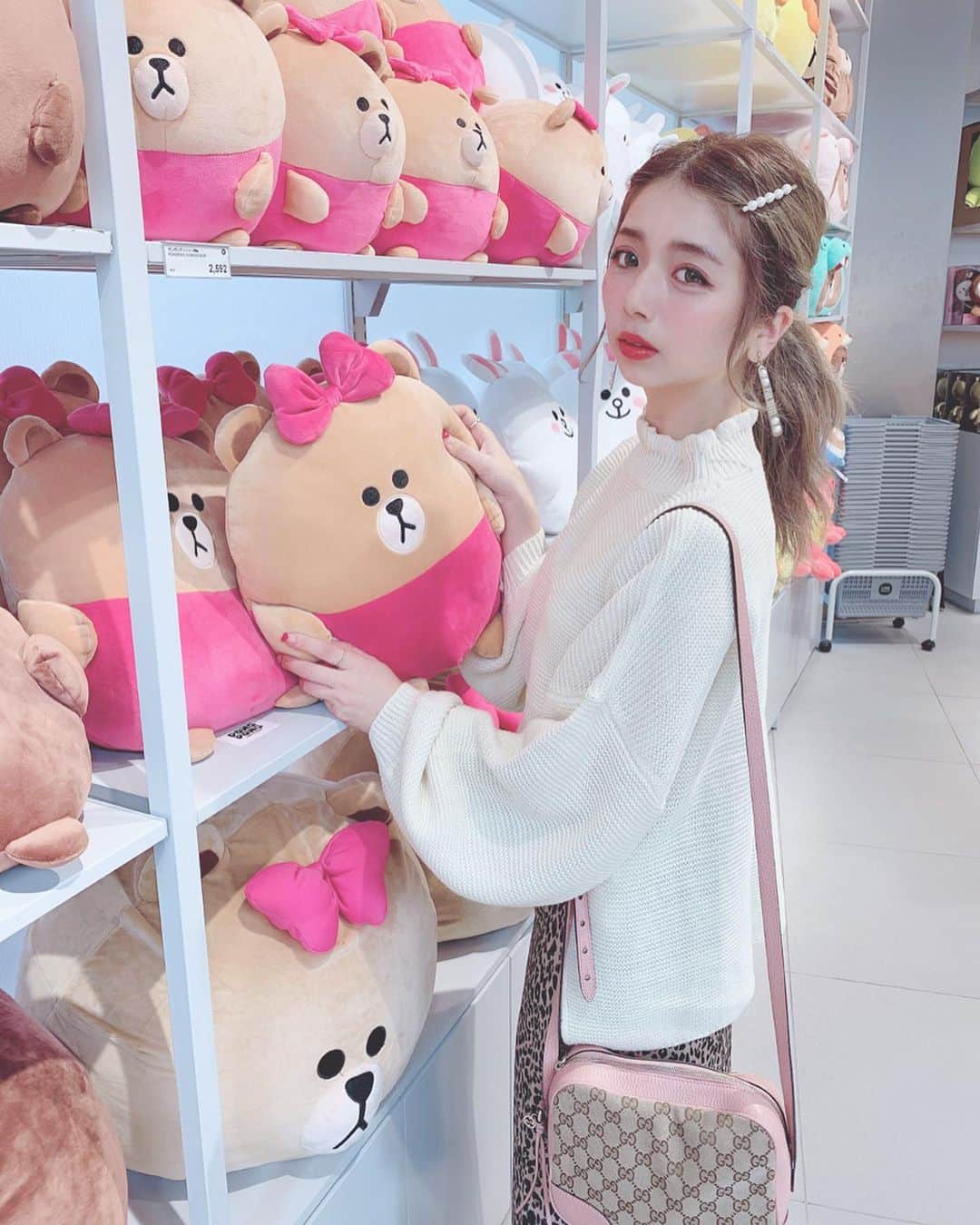 のインスタグラム：「🧸 . 原宿でショッピング💓 . LINE storeに遊びにいったよ🎶💕 . BTSコーナー見に付き合ってもらった😂💕 . そしてモチモチフェチとしてはたまらない クッション見つけてテンション上がった❤️ . 今日は荷物が多くて他の予定もあったから また次行ったら買うんだぁー💓 . お買い物楽しかった🍒 . お洋服はボリュームスリーブのハイネックニット🧶 . サイドにスリット入ってるから 前だけインして着たよぉー❤️ @adolescence_zozo . #ADOLESCENCE #アドレセンス #ZOZOでしか買えない #プチプラ #カジュアルコーデ #code #ootd #fashion #えりんコーデ #えりんこヘアアレンジ #ニット #レオパード #linestore #原宿 #明治神宮前 #line #コニー #パールピン」