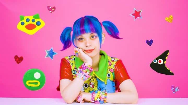 のインスタグラム：「🌈Special NEWS!💕﻿ .﻿ My first Music video has been released!!🍣﻿ I have produced the video my self as part of YouTube NextUp Tokyo 2019!! #YTNextUp﻿ Check out my new upload on Kure-channel!﻿ The link is in my bio.💥🦒﻿ Also you can download my solo music works from Spotify,AppleMusic,iTunes store,and many more! #90884xhal #キリンが握るお寿司屋さん #くれちゃんねる」