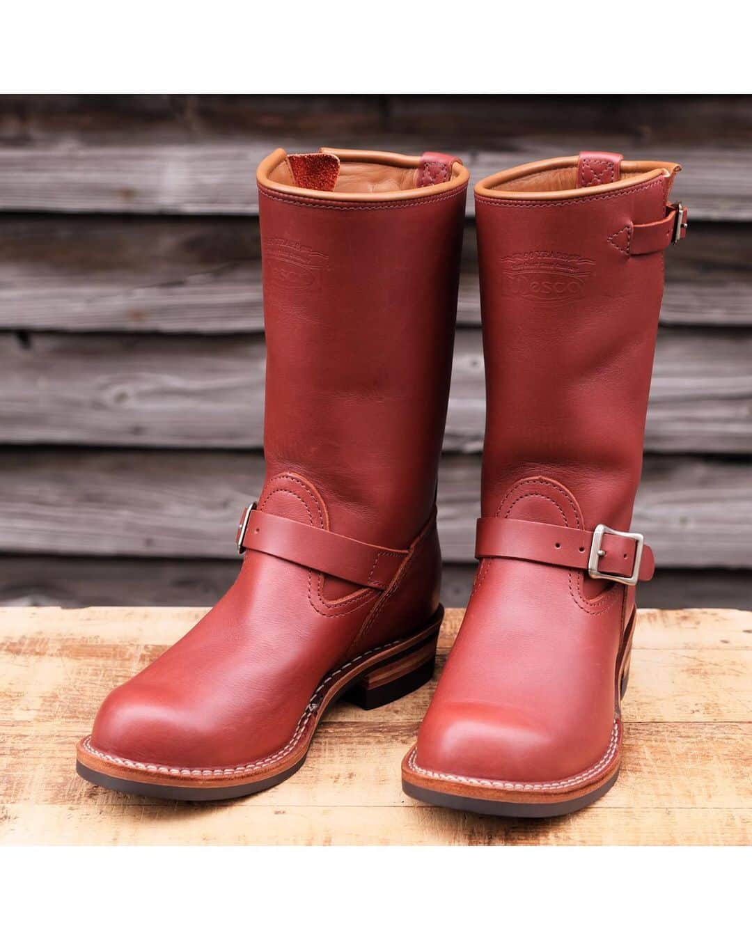 のインスタグラム：「. 『STOCK BOOTS -Boss Redwood-』 Leather/ Redwood Leather Lining/ Buckskin Height/ 11" Height Sole/ # 700 Vibram Sole Buckles/ Brass Thread Color/ White & Brown Others/ Nat Edges ★現在こちらのボスは大阪店(サイズ8E)、恵比寿店(サイズ7 1/2E)それぞれ店頭にて販売中です。 . #wesco #boss #wescoboots #redwoodleather #スタッフブログ更新 #since1918 #oregon #scappoose #madeinusa🇺🇸 #wescojapan #wescoebisu #wescosetagaya #wescokanazawa」