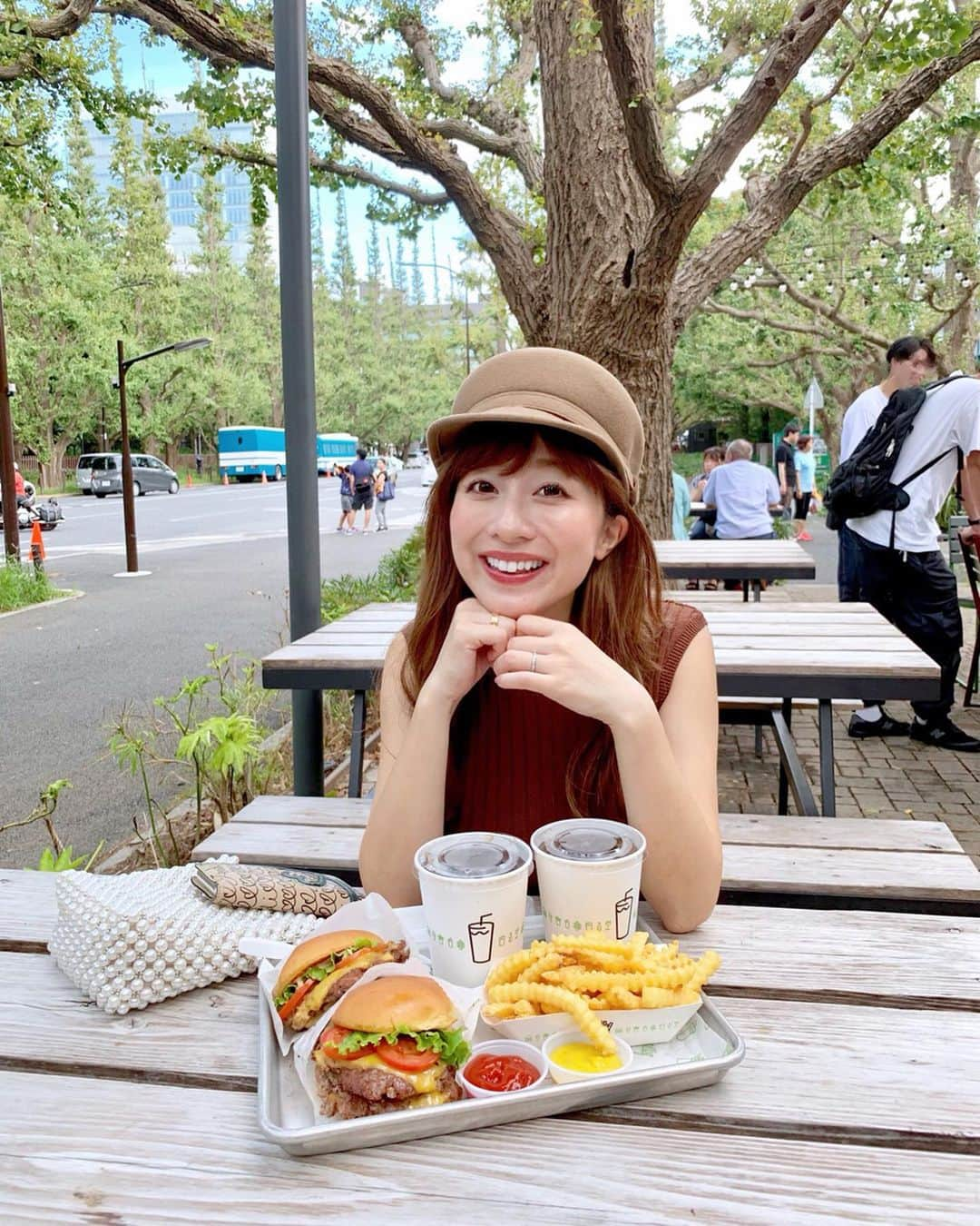 水野佐彩さんのインスタグラム写真 - (水野佐彩Instagram)「・ 大好きすぎる🍔🍟❤️ shakeshackデートは定番です👫 本当によく行くし ここのバンズが大好き。 ちなみに😒 私はもちろんダブルをお願いしたら 旦那さんはシングルにしてた🍔笑 抜け駆けされたぜ🐷🐷🐷笑 ダブルぺろりなんだけどなあ😗🍴 さて。そんな日も肌解析アプリ 「FACE LOG」で肌診断🐷❣️ 洗顔を変えてからなかなかいい感じ🥺✨ 結果に満足したのでぺたり。笑 ニキビもう出来ないでくれー❣️❣️ #andgirl #FACELOG #beauty #スキンケア #美肌 #アンドガール #アプリ #PR #肌 #美容 #ドコモ」9月28日 19時05分 - saaya_mizuno