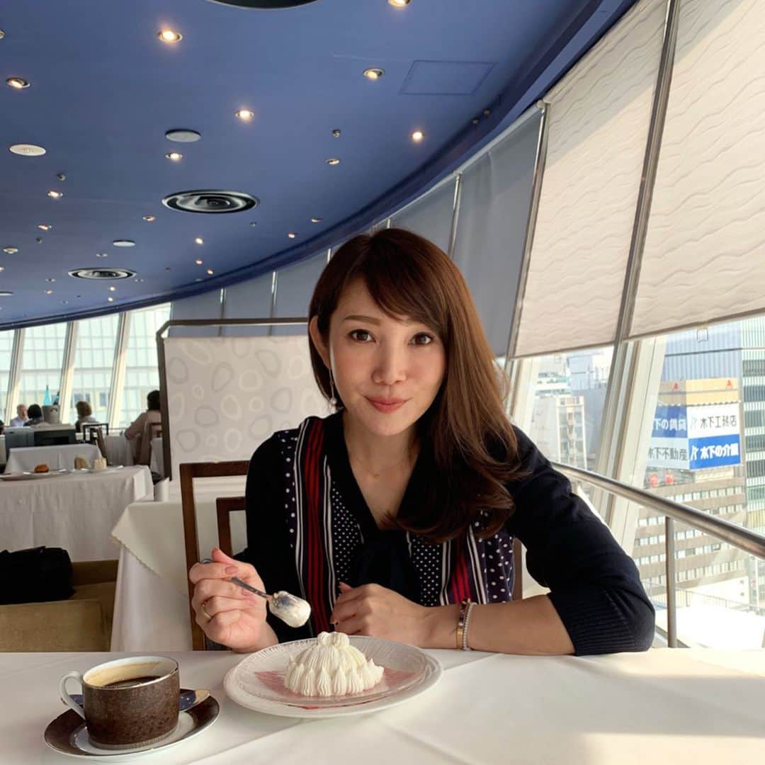 吉田美紀さんのインスタグラム写真 - (吉田美紀Instagram)「・ ・ 美味しそうに食べてるから！と 沢山撮ってくれてた！！ by娘👱‍♀️ ・ 新作カーディガン♡ 可愛く完成しました！ 大小のドットが可愛い一枚。 ・ #sweets #tokyo #tokyogourmet #tokyosweets #lialapg #cardigan #fashion #東京會舘 #マロンシャンテリー #銀座スカイラウンジ #モンブラン #マロン #スイーツ #東京グルメ #東京スイーツ #カーディガン #ボウタイ #ボウタイニット #ボウタイカーディガン #ママコーデ #ママコーディネート #ママファッション」9月28日 18時59分 - miki__yoshida