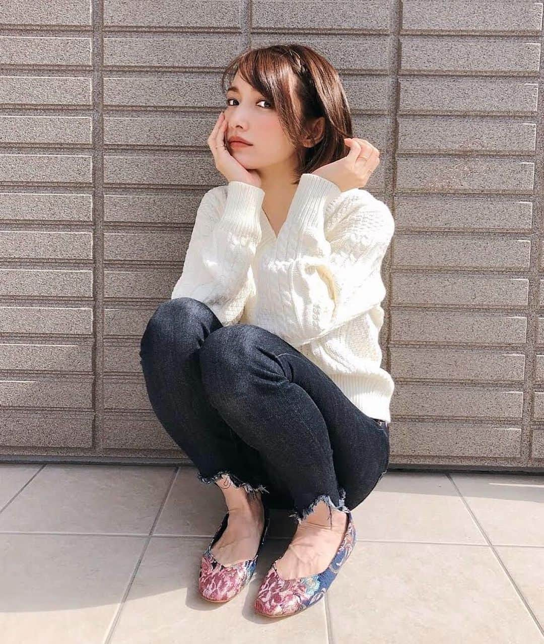 後藤真希さんのインスタグラム写真 - (後藤真希Instagram)「#まきふく 秋服用に白ニットをオーダー。後ろがリボンになっててかわいいの🎀 #fifth #fifthtl #fifthコーデ #フィフス #バックシャンケーブルVネックニット #白ニット #pr  @fifth_store」9月28日 19時14分 - goto_maki923