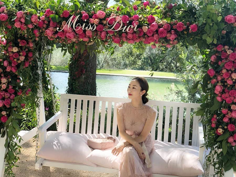 神崎恵さんのインスタグラム写真 - (神崎恵Instagram)「Miss Dior Lunch💗 やわらかく肌にとけるようなピンクのドレスに赤のリキッドルージュを合わせて。 スキンケアをたっぷりとしてから、 ピンクの下地、その上にリキッドファンデーションを薄く薄くひろげて。ピンクの服に映えながら、赤い口紅も似合う肌に仕上げました。 バッグはベージュピンクのレディディオールを。 @diorparfums  @diormakeup  @diorskincare  #diorgrasse」9月28日 19時12分 - megumi_kanzaki