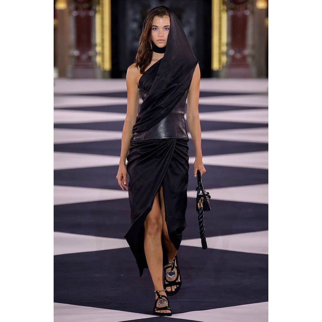 ポーリーヌ・オアロのインスタグラム：「@balmain ❤️」