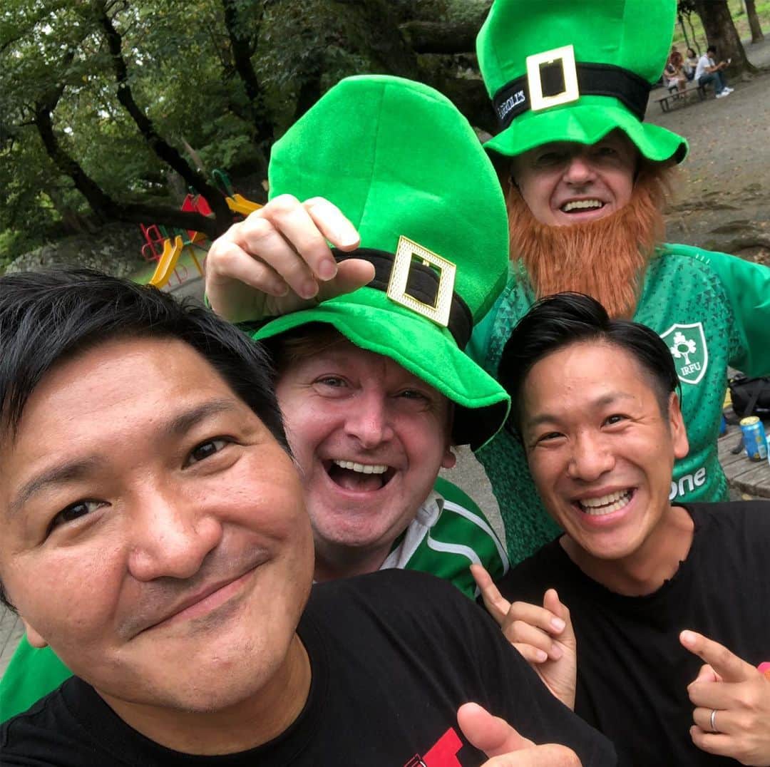 川島章良さんのインスタグラム写真 - (川島章良Instagram)「. . . ラグビーワールドカップのファンゾーンでのイベントで静岡県は駿府城公園に行ってきました。  日本対アイルランド戦です。  試合始まる前のアイルランドの方とパシャリ。 アイルランドの方がマネープリーズとワールドワイドなボケを言われ笑ってしまった。  アイルランドの方すごい優しい方でした。  アイルランド戦では 歴史的勝利を大人数でみれて歓喜でした。 しかも真栄田さんの解説付きでよりラグビーが詳しくなりました。  勝利の瞬間 真栄田さん少しうるっときてました。 全てを忘れされてくれる瞬間でよかったと。 しみます。 . . . #ラグビー#ラグビーワールドカップ #ラグビー日本代表 #アイルランド #ファンゾーン#駿河城公園」9月28日 19時32分 - hannyakawashima