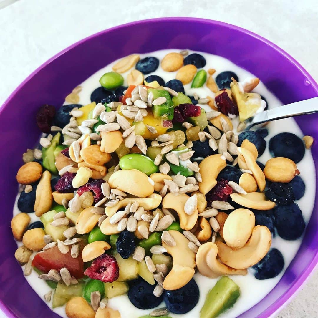 Rie's Healthy Bento from Osloのインスタグラム：「My #breakfast today, a power yoghurt bowl❗️It has natural #yoghurt #blueberries #nuts #avocado 🥑 #mango #edamame #cucumber #driedfruit #sunflowerseedscore 🌻 I feel good!  #sugarfree #ketomeals #healthyfood #dietfood #frokost #sukkerfri #sukkerfritt #suntkosthold #砂糖断ち #シュガーフリー」