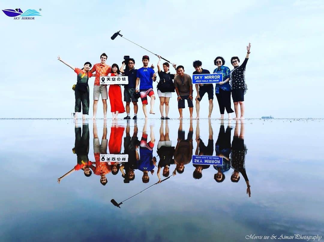 山口実香さんのインスタグラム写真 - (山口実香Instagram)「#スカイミラー でスタッフさんやコーディネーターさんと📷✨ジャンプしてる写真がお気に入り💗 #マレーシア  #思い出写真」9月28日 19時44分 - yama.mikan
