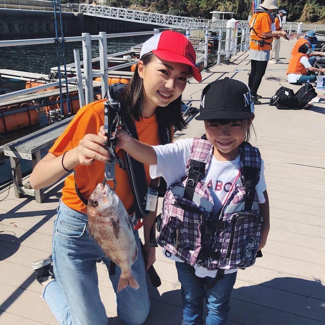 美舞さんのインスタグラム写真 - (美舞Instagram)「🎣 . 今年も無事終了 。 毎年司会として参加させて頂いて😲🌟 #一向に司会できません #すみません 老若男女問わず集まるイベント。 少しでも釣りが楽しいと感じてもらえた イベントになってたら嬉しいです。 子供ってさ、 すごいよね。 最初は人見知りで 近づいてこないのに 帰りには 走って会いにきてくれるくらい 心開いてくれる。 そしてその笑顔は、 とてつもない輝きとイオン放ってて😂😂😂 この子の笑顔を守りたい。っておもう。 じゃんけん大会するよー！集合ー！！！！って言った時の ワクワクしながら全速力で走ってくる 汚れてないキラキラした笑顔が目に焼き付いています。 素直さ 謙虚さ って大事ですね。 一日暑いなかありがとうございました！ また 釣り場で 会えますように ♡♡ . #釣りビジョン #jcom #イベント #釣りイベント #fukuoka #うみんぐ大島 #大島 #宗像 #神湊 #釣女 #鯛 #海釣り公園」9月28日 19時50分 - mibuki__.39