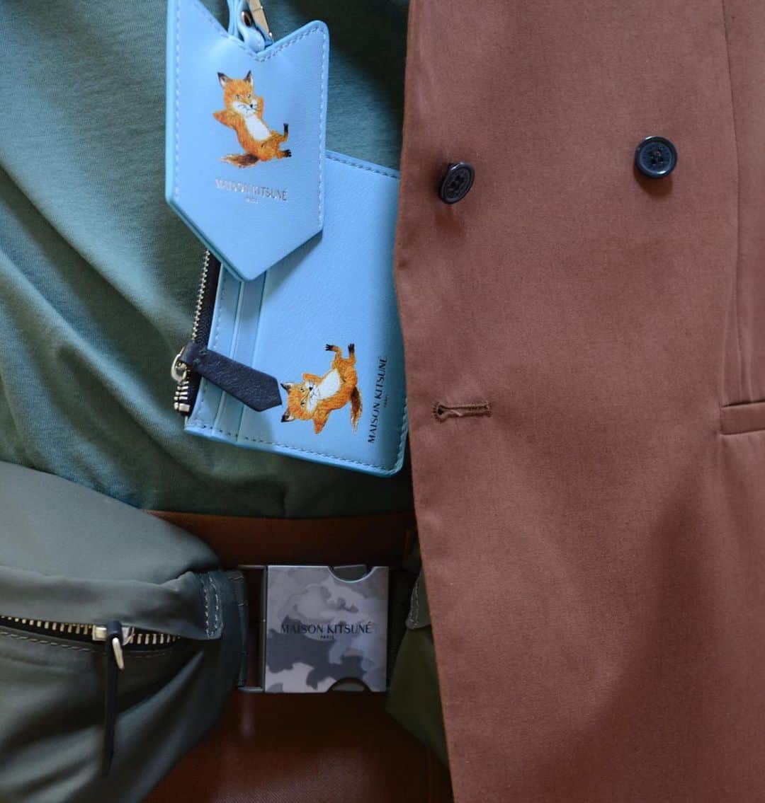 のインスタグラム：「Maison Kitsuné’s Spring-Summer 2020 collection subtly blends sharp tailoring, distinct streetwear influences, playfulness and wearable, comfort-focused designs.  the ‘Chillax Fox’ zipped card and key holders - Head over our @kitsune IG Stories to discover more. - MAISON KITSUNÉ SPRING-SUMMER 2020  DESIGNED BY CREATIVE DIRECTOR YUNI AHN #SS20 #MaisonKitsune #PFW」